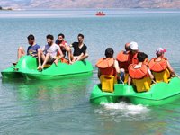 Hazar Gölü'ndeki plajlar tatilcilerin akınına uğruyor