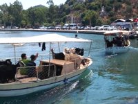 Demre'de kurbanlıklar teknelerle taşındı