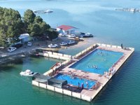 Keban Barajı üzerindeki Olimpik ‘Yüzer Havuz’ yoğun ilgi görüyor