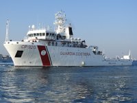 İtalya, Sahil Güvenlik gemisindeki göçmenlerin karaya çıkmasına izin verdi