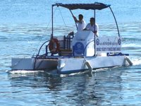 Kuşadası’nda deniz yüzeyi temizleme aracı hizmete girdi