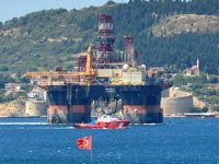 ‘Scarabeo 9’ isimli petrol arama platformu Çanakkale Boğazı'ndan geçti