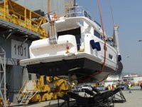 Singapur'a satılan lüks yat nakliye gemisine yüklendi