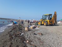 Zonguldak’ta selin getirdiği odunlar kıyıya vurdu