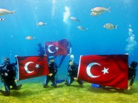 30 Ağustos Zafer Bayramı'nın 97. yılını denizin dibinde kutladılar