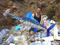 Sahilden topladığı atıkları sanat eserine dönüştürüyor