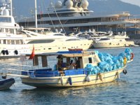 Hırsızlar, Muğla’da koylardan toplanan çöpleri çaldılar