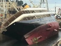 ‘Nero’ isimli lüks yat, Cenova Limanı’nda devrildi