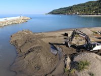Abana'da kumdan kapanan balıkçı barınağının ağız kısmı açıldı