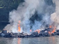 Thames Nehri’nde teknede yangın çıktı: Yolcular nehre atlayarak kurtuldu...
