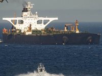 ‘Adrian Darya 1’ isimli İran tankeri, Suriye sahillerinde petrol transferi yapıyor