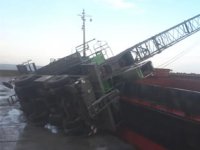 Bartın Limanı'nda yükleme yapan vinç devrildi