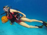 Su altında 'bal kabağı oyma' yarışması yapıldı