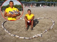 Antalyalı cankurtaran, sahilden 15 bin izmarit toplayıp şişeledi
