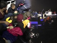 Ayvalık'ta tekne battı: 1 çocuk öldü, 33 göçmen kurtarıldı, kayıp 1 bebek aranıyor