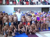 Yüzücüler, elde ettikleri birincilikleri Mehmetçik'e armağan etti