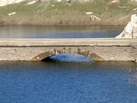 Baraj suyu azalınca su altındaki köprü gün yüzüne çıktı