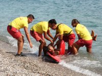 Cankurtaranlar, boğulma tehlikesi geçiren 369 kişiyi kurtardılar