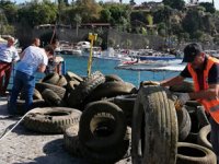 Dalgıçlar, denizden kamyon dolusu lastik çıkardı