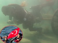 Derya Can, şehit kadınlar için deniz altında 100 kiloluk kağnıyı taşıdı