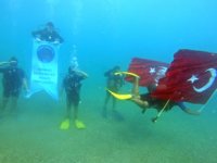 Dalgıçlar, su altında Türk bayrağı açıp asker selamı verdi