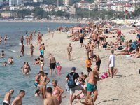 Alanya’da tatilciler plajları doldurdu