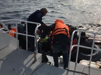Denizde sürüklenen bottaki 28 göçmen kurtarıldı
