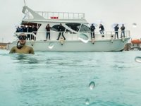 Şahika Ercümen, soğuğa aldırmadan Van Gölü'ne daldı