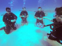 Su altında pankart açıp temsili çaylarını yudumladılar