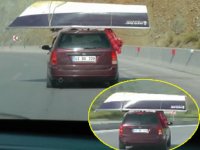 Otomobil üzerinde taşınan kayık ilginç görüntüler oluşturdu