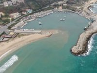 Karaburun'da denizde kum hırsızlığı iddiası tartışma yarattı