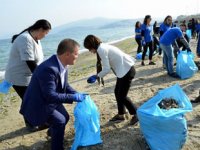 Mudanya’da kablo fabrikası işçileri çevre temizliği yaptı