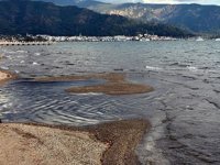 Marmaris'te deniz 25 metre çekildi