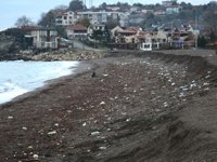 Akçakoca sahilinde kum kıyıya 3 metre çekildi