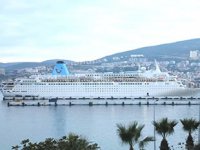 ‘Celestyal Crystyal’ yolcu gemisi, Kuşadası’na geldi