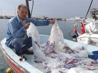 Ağlarına balık yerine naylon poşet takıldı