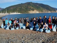 Duyarlı gençler, Yalancıboğaz’da sahil temizliği yaptı