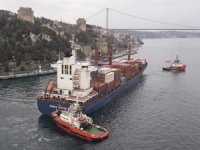 Kazazede gemi M/V SONGA IRIDIUM, römorkörler eşliğinde Ahırkapı'ya demirliyor