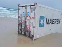 Bozcaada açıklarında denize düşen konteynerlerden biri kıyıya vurdu