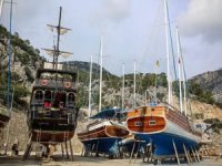 Antalya’da turistik yatlar periyodik kış bakımı için karaya çıktı