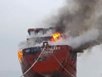 Terkedilmiş kuru yük gemisi alev alev yandı