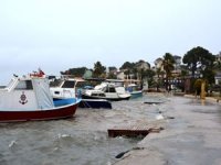 Ayvalık sahilinde bazı balıkçı tekneleri fırtınada alabora oldu