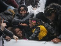 Düzensiz göçmenlerin Midilli'ye geçişleri devam ediyor