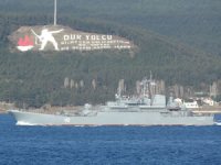 Rus savaş gemisi, 2 Türk sahil güvenlik botu refakatinde Çanakkale Boğazı’ndan geçti