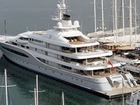 Fethiye'ye gelen lüks yat yakıt ikmali yaptı