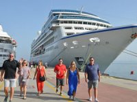 Kuşadası'na ilk kruvaziyer gemisi geldi