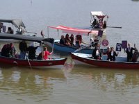 Sandalla göle açılarak kadın haklarına dikkat çektiler