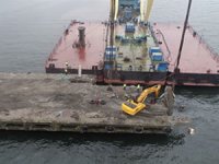 Depremin denizdeki izi dev vinç ile yıkılıyor