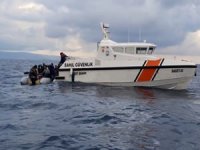 İzmir'de 48 sığınmacı kurtarıldı