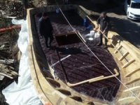 Balıkçı teknelerini el işçiliğiyle yapıyor